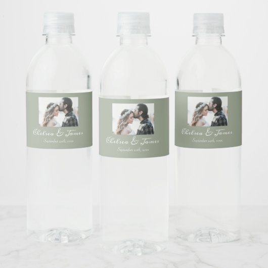 Elegante kalligrafie Foto Sage Green Wedding Waterfles Etiket (Flessen)