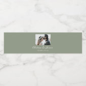 Elegante kalligrafie Foto Sage Green Wedding Waterfles Etiket (Enkel label)