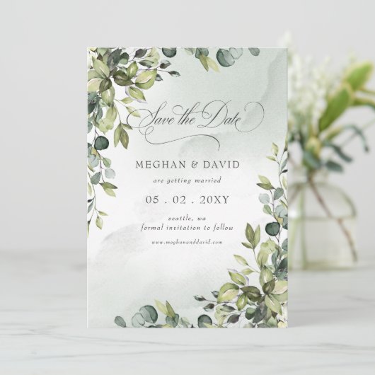 Elegante kalligrafie groen Eucalyptus Save The Date (Staand voorkant)