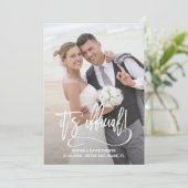 Elegante kalligrafie Het is officieel Huwelijk Aankondiging (Staand voorkant)