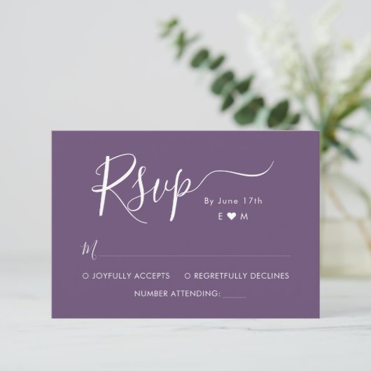 Elegante Kalligrafie Monogram Paarse Bruiloft RSVP (Staand voorkant)