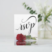 Elegante kalligrafie & Red Rose bruiloft RSVP Briefkaart (Staand voorkant)