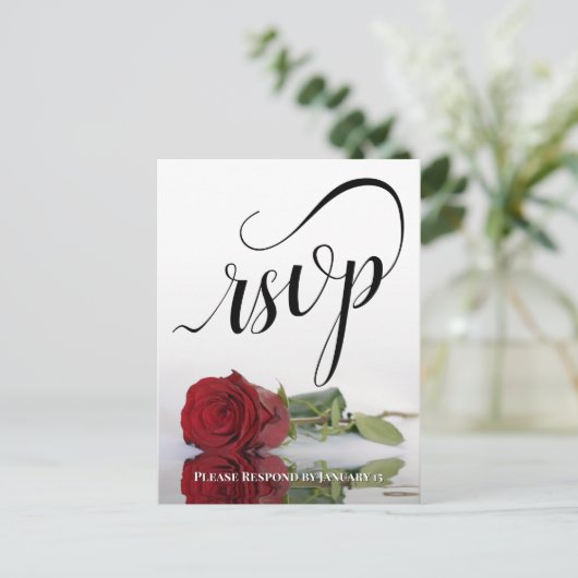 Elegante kalligrafie & Red Rose bruiloft RSVP Briefkaart (Staand voorkant)