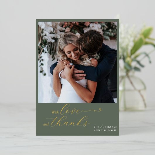 Elegante kalligrafie Sage Green Heart Fotobruiloft Folie Feestdagenkaart (Staand Voorkant)