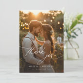 Elegante kalligrafie script bruiloft foto bedankkaart (Staand voorkant)