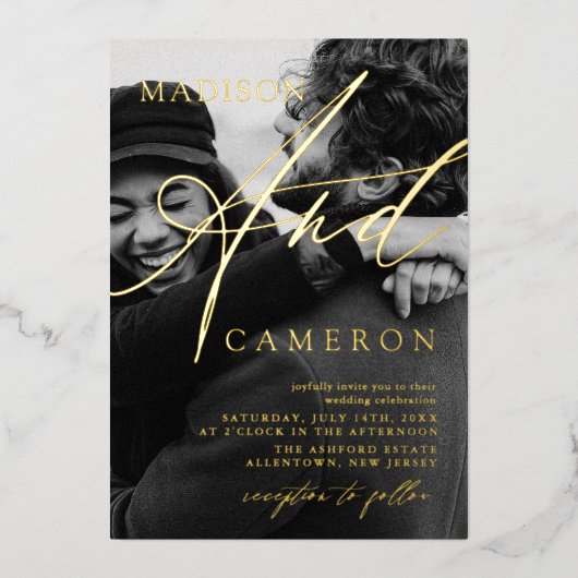 Elegante kalligrafie script foto bruiloft goud folie uitnodiging (Voorkant)