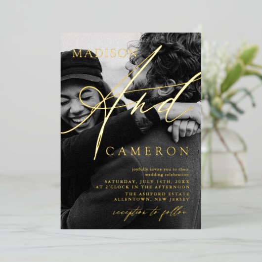 Elegante kalligrafie script foto bruiloft goud folie uitnodiging (Staand Voorkant)