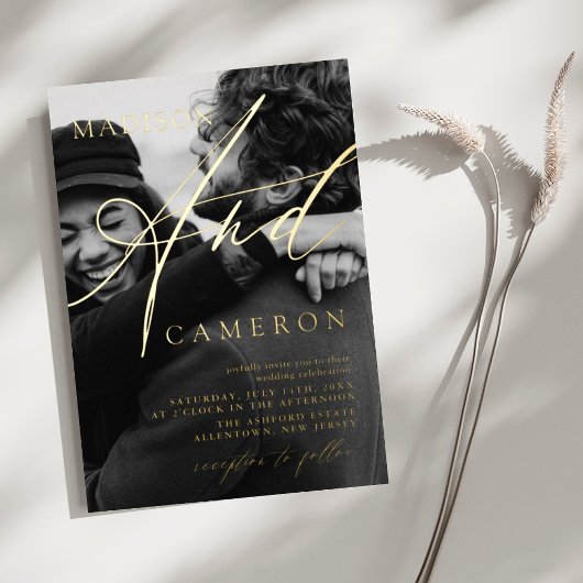 Elegante kalligrafie script foto bruiloft goud folie uitnodiging