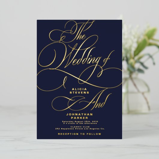 Elegante kalligrafie script gouden marine bruiloft folie uitnodiging (Staand Voorkant)