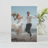 Elegante kalligrafie script strand foto bruiloft kaart (Staand voorkant)