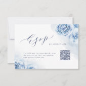 Elegante kalligrafie stoffige blauwe bloemenQR-cod RSVP Kaartje (Voorkant)