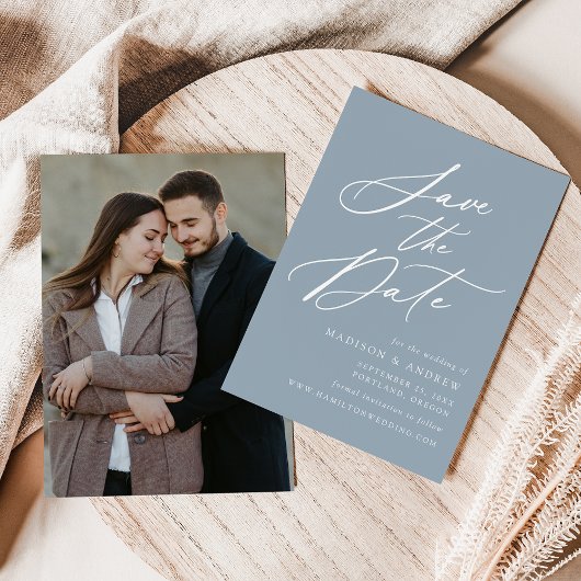Elegante kalligrafie stoffige blauwe foto bruiloft save the date