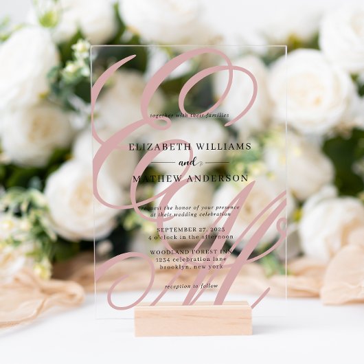 Elegante kalligrafie stoffige roze monogram bruilo acryl uitnodigingen