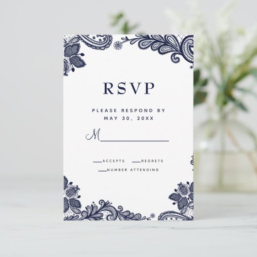 Elegante kant bruiloft behuizing details blauw wit RSVP kaartje (Staand voorkant)