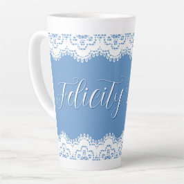 Elegante kant over rustieke stoffige blauwe tint latte mok