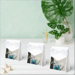 Elegante Kanten Trouw Uitnodiging Collectie Bedankdoosjes<br><div class="desc">Vier uw speciale dag met deze prachtig ontworpen kanten trouwuitnodiging. Met een delicate kanten overlay straalt deze uitnodiging tijdloze romantiek en elegantie uit. De zachte, pastelkleurige achtergrond en ingewikkelde kanten details creëren een verfijnd, vintage-geïnspireerd uiterlijk, perfect voor elk trouwthema. Personaliseer met uw namen, trouwdatum en locatiegegevens om het uniek te...</div>