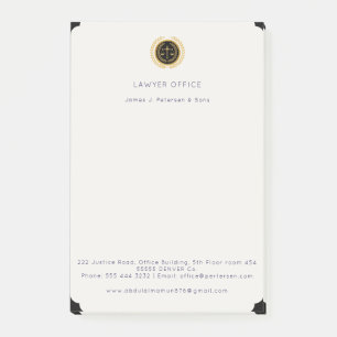 Elegante kantoor juridische justitiële schalen aan post-it® notes