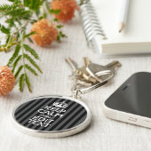 Elegante KEEP CALM EN je tekst op zwarte strepen Sleutelhanger (Zijkant)