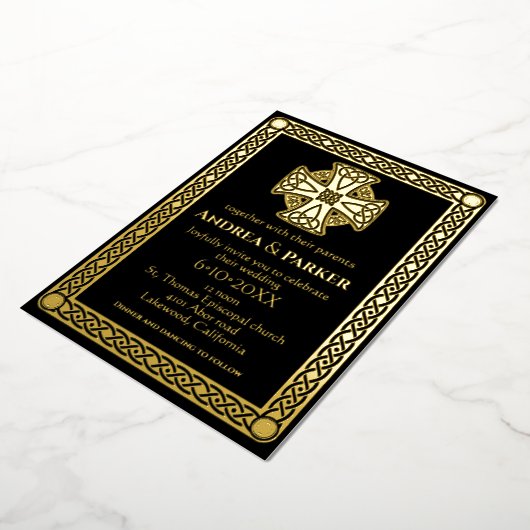 Elegante Keltische Knoop Zwart en Goud  Folie Uitnodiging (Gedraaid)