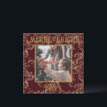 Elegante Kerst Foto Rood Goud Vintage Feestdagenkaart<br><div class="desc">Elegante vintage rode met gouden brokaatpatroon Kerst typografie.  Een mooi brokaat versleten ontwerp met jouw favoriete foto in het midden.  Personaliseer met jouw bericht en naam aan de achterzijde.  De perfecte kerstkaart.</div>