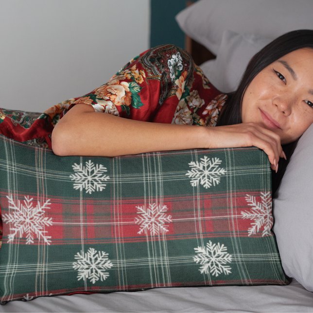 Elegante kerst geplakt rode en groene sneeuwvlokke kussen (Elegant Christmas Plaid Red and Green Snowflakes Lumbar Pillow)