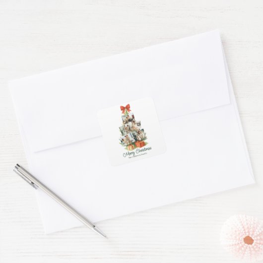 Elegante kerstboom met rode strik en cadeaus - vierkante sticker (Envelop)