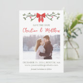 Elegante Kerstbruiloft Rood en Groen Modern Bow Save The Date (Staand voorkant)