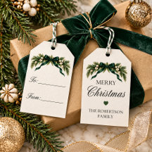 Elegante kerstcadeautags met naam en evergreen mot