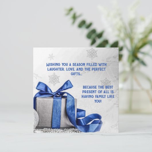 Elegante kerstgeschenkdoos met blauw lint feestdagenkaart (Staand voorkant)