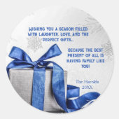 Elegante kerstgeschenkdoos met een blauw lint ronde sticker (Voorkant)