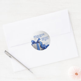 Elegante kerstgeschenkdoos met een blauw lint ronde sticker