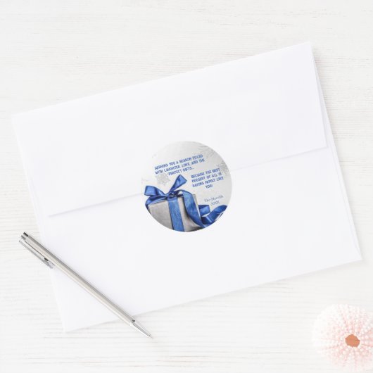 Elegante kerstgeschenkdoos met een blauw lint ronde sticker (Envelop)