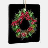 Elegante kerstkrans met rode strik, Holly & Pin Keramisch Ornament (Rechts)