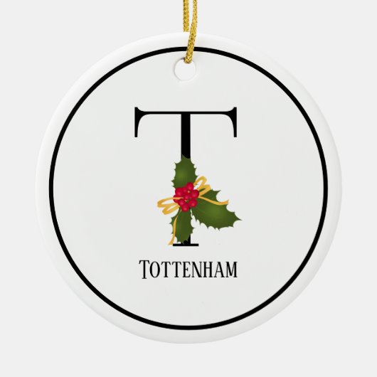 Elegante Kerstmis Hulst Monogram Letter T Keramisch Ornament (Voorkant)