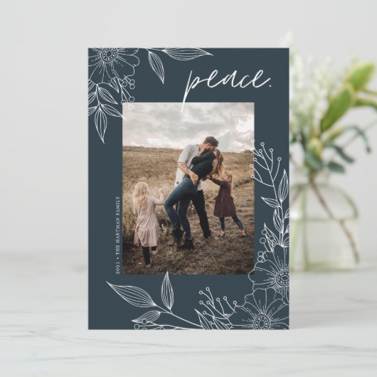 Elegante Kerststuk Vredige Bloemen Blauw Foto Feestdagenkaart (Staand voorkant)