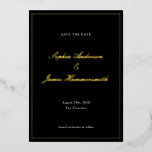 Elegante Klasse Formeel Zwarte Lijst Script Bruilo Folie Uitnodiging<br><div class="desc">Elegante,  formele en klasse vierkante Save the Date bruiloft met echte goud folie en script typografie voor de namen van het paar,  effen achtergrond,  een elegant kader aan de voorzijde en een witte achterzijde. Pas het aan met uw eigen bruiloftsinformatie. Een zeer elegante en verfijnde bruiloftsaankondiging voor moderne koppels.</div>