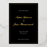 Elegante Klasse Formele Zwarte Lijst Script Bruilo Folie Uitnodiging<br><div class="desc">Elegante,  formele en klasse vierkante Bruiloft Save the Date met echte goud folie en script typografie voor de namen van het paar,  effen achtergrond,  een elegant kader vooraan en een witte achterkant. Pas het aan met uw eigen bruiloftsinformatie. Een zeer elegante en verfijnde Bruilofts Aankondiging voor moderne koppels.</div>