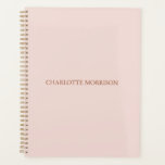 Elegante klassieke blush roze aangepaste naam mono planner<br><div class="desc">Elegante aangepaste naam monogram blush roze effen effen kleur gepersonaliseerde planner. Minimalistisch,  eenvoudig,  modern,  chique stijlvol design. Stoffelijk roos aanpasbare serif tekst op blush roze effen effen kleur achtergrond. Geweldig voor school,  kantoor of persoonlijk gebruik.</div>
