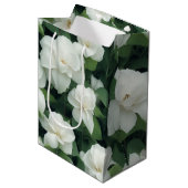 Elegante klassieke groene botanische witte bloemen medium cadeauzakje (Voorkant Gekanteld)