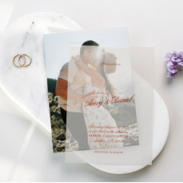 Elegante klassieke rode en diepblauwe bruiloft vellum uitnodigingen