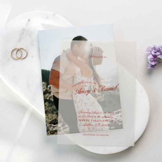 Elegante klassieke rode en diepblauwe bruiloft vellum uitnodigingen