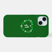 Elegante klaveren en harten krans groene initiaal iPhone 15 case (Achterkant horizontaal)