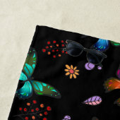 Elegante Kleurrijke Vlinders op Zwart /w Monogram Strandlaken (In situ)