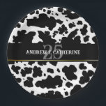 Elegante Koe Vlekken Print Boer Bruiloft Jubileum Papieren Bordje<br><div class="desc">Gepersonaliseerde klassiek en trendy zwart-wit koe huidvlekken textuur ontwerp trouwdag feestje servies. Koe vlekken dierenprint</div>