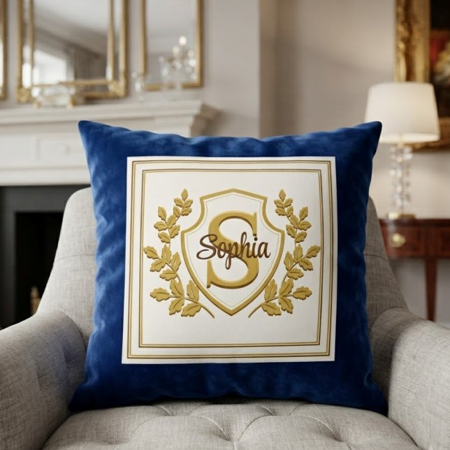 Elegante Koninklijk Blauwe & Gouden Crest Monogram Kussen (Creator heeft geüpload)