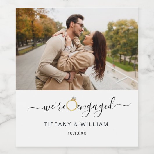 Elegante koppel foto we zijn verloofd  wijn etiket (Enkel label)