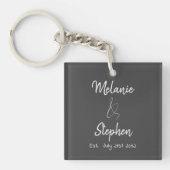 Elegante koppel namen datum script typografie grij sleutelhanger (voorkant)