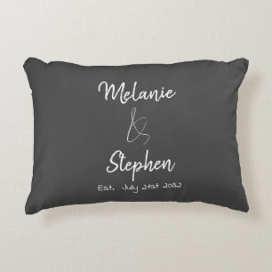 Elegante Koppelnamen Datum Script Typografie Grijs Accent Kussen