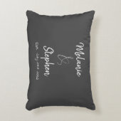 Elegante Koppelnamen Datum Script Typografie Grijs Accent Kussen (Voorkant(Verticaal))