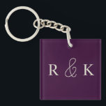 Elegante koppels monogrammed sleutelhanger<br><div class="desc">Gepersonaliseerde bruiloft sleutelhanger met elegante lichtbeige initiaal paars op een rijke donkerblauwe achtergrond. Perfect voor koppels, Custom het nu om koppels initialen toe te voegen.</div>